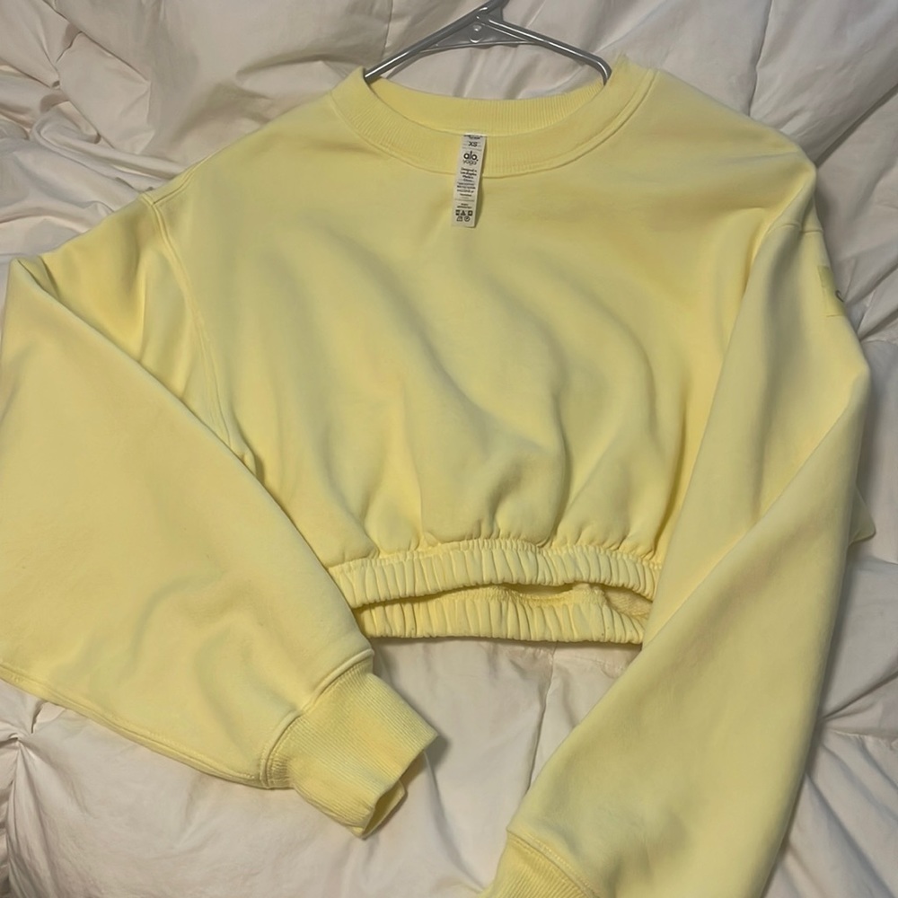 NWOT Alo Yoga Devotion Buttercup Crop Sweatshirt